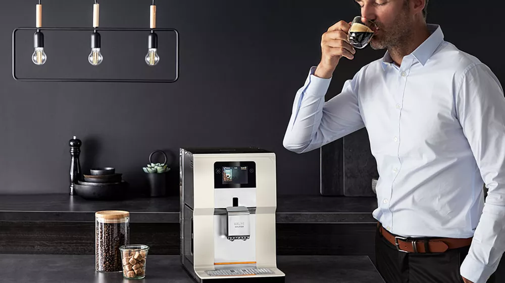 Muž si vychutn&aacute;v&aacute; espresso u k&aacute;vovaru Krups Intuition Preference EA872A10_02