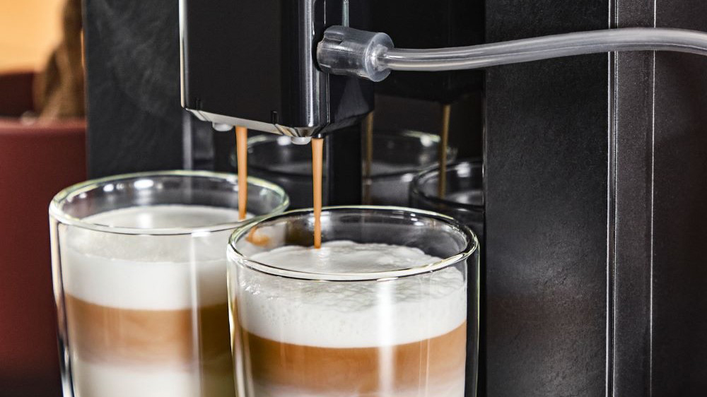 Automatický kávovar Krups Evidence Eco EA897B10 příprava latté_04