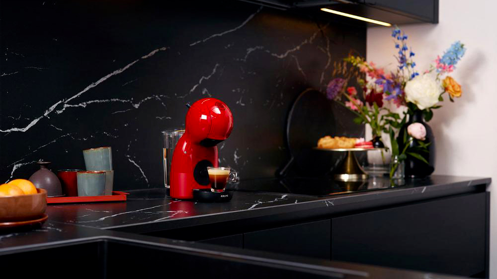 Kapslový kávovar Krups Piccolo XS v kuchyni_02