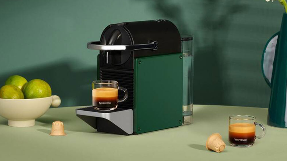 Kávovar Nespresso Krups XN306310 Pixie na stole_02