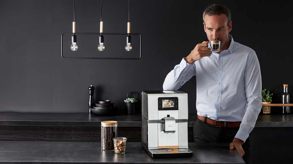 Muž popíjející kávu u kávovaru Krups EA875E10_02