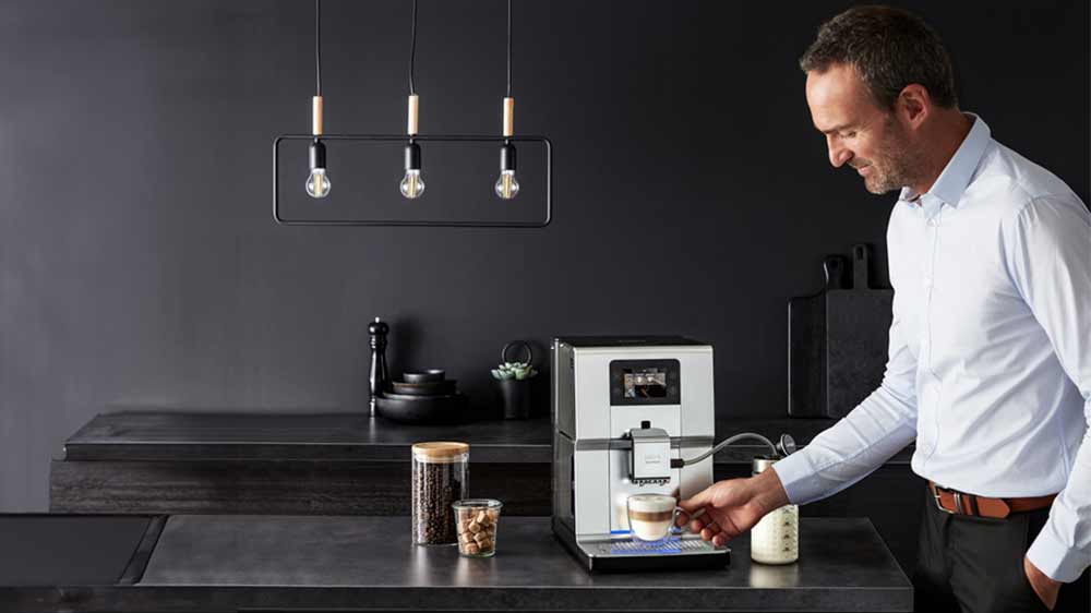 Kávovar Krups EA875E10, tvoření mléčné pěny_03