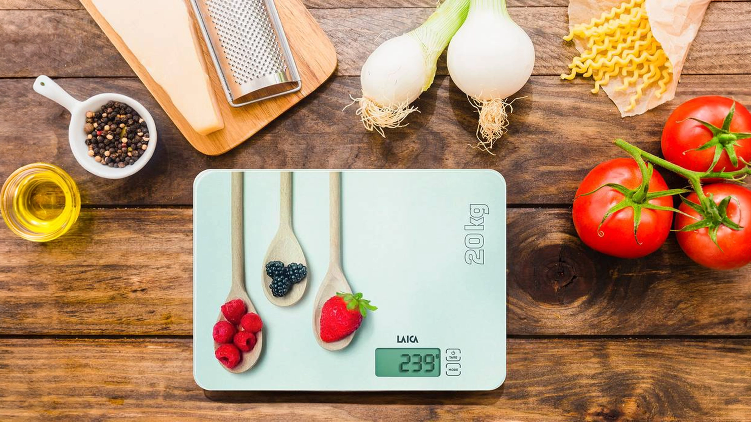 Stoln&iacute; v&aacute;ha Laica KS5020 na&nbsp;kuchyňsk&eacute; lince s&nbsp;ingrediencemi