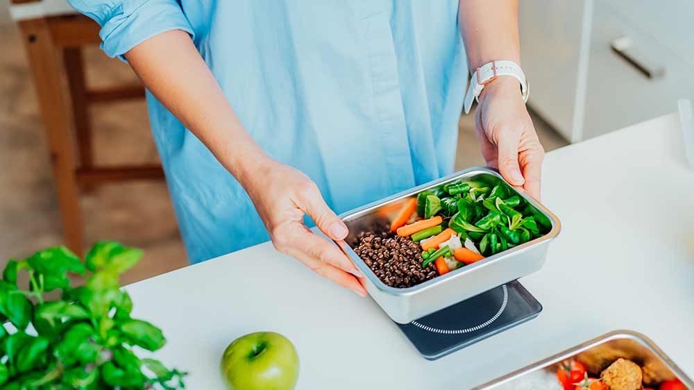 Žena váží jídlo_02