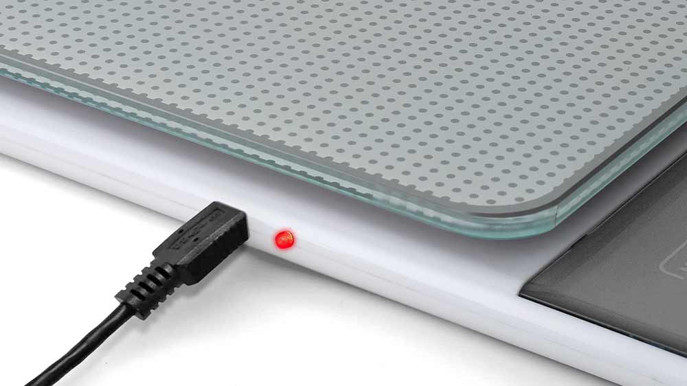 Nabíjení kuchyňské váhy Laica KS1320W_03