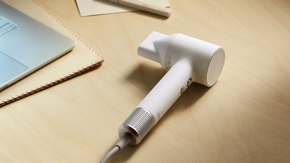 Holčička sedí na koberci a drží fén v ruce_02