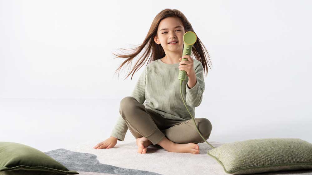 Na dřevěném stole leží fén na vlasy Laifen_03