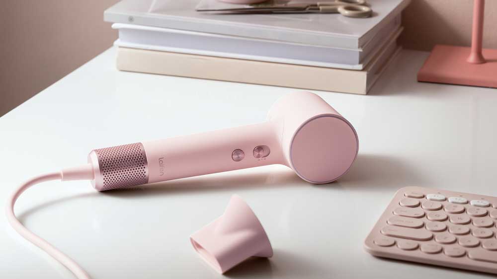 Na dřevěném stole leží fén na vlasy Laifen_03