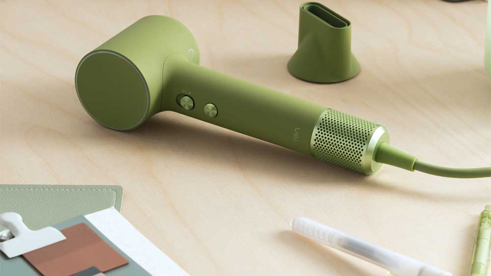 Fén leží na dřevěném pracovním stole_03