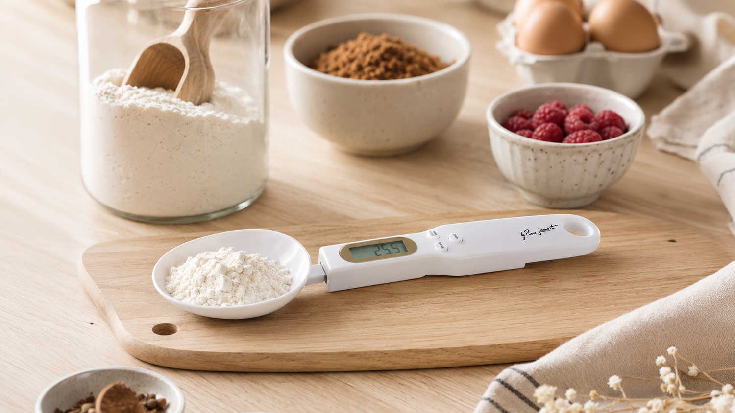 Vážicí lžíce Lamart Delta LT7096 na kuchyňské lince vedle ingrediencí