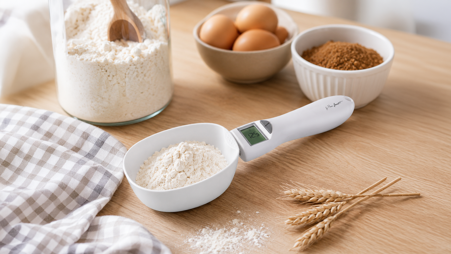 Vážicí lžíce Lamart Zeta LT7097 na kuchyňské lince vedle ingrediencí