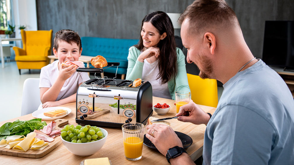 3 člená rodina u snídaně s topinkovačem Lauben 1500BC uprostřed stolu_02