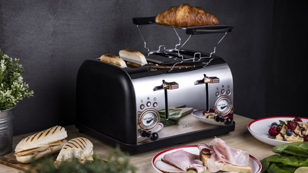topinkovač Lauben 1500BC na kraji prostřeného stolu s croisantem na ohřívací mřížce set_03