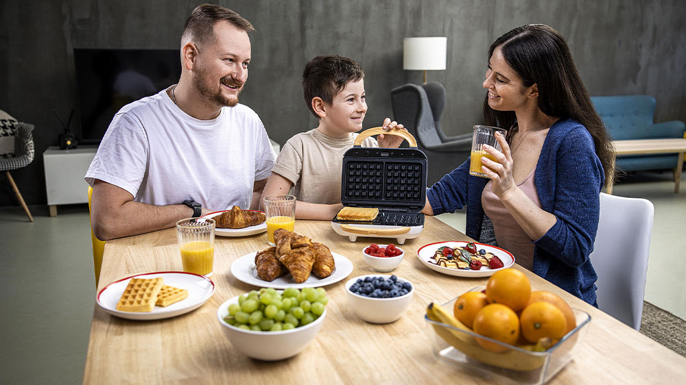 rodina sedící u snídaně a toustovač 3v1 Lauben 900W na stole před nimi_02