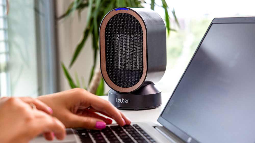 Konvektor Lauben Desk Fan and Heater 2in1 600BB postavený na pracovním stole_02