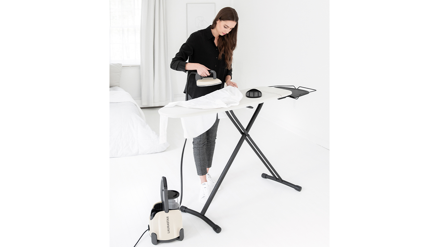 Žena používá parní generátor Laurastar Lift Plus
