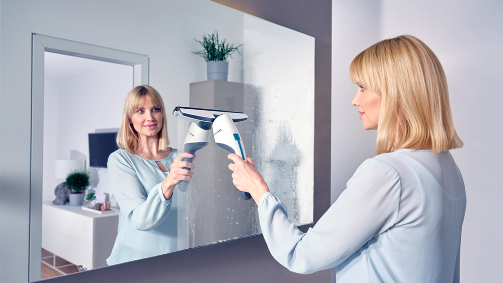 Žena čistící zrcadlo vysavačem na okna a koupelny Leifheit NEMO 51030_03