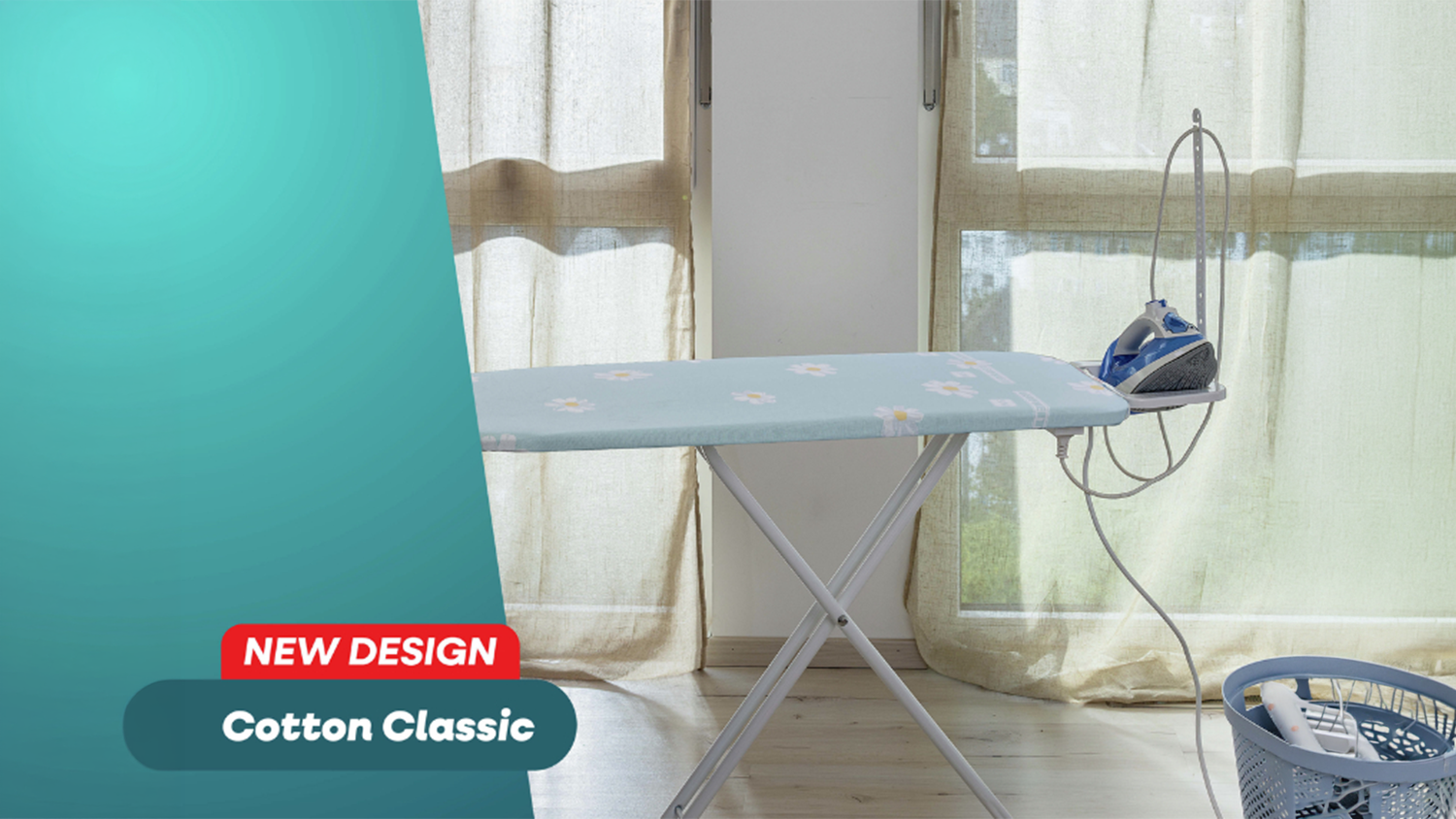 Žehlicí prkno s modrým kytičkovým potahem Leifheit 76180 Cotton Classic L/Universal stojící před oknem s odloženou žehličkou