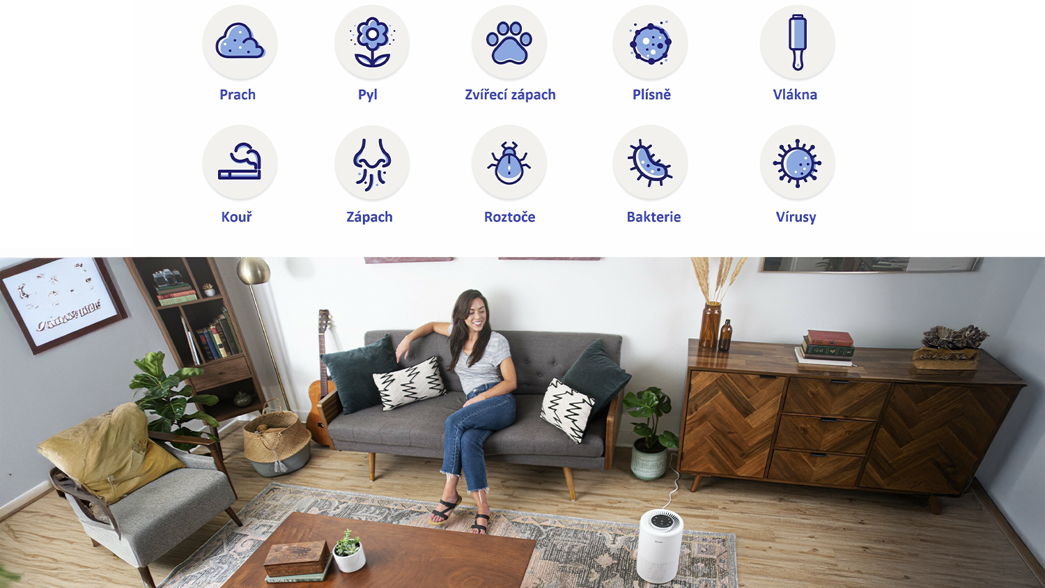 Žena na pohovce, čistička vzduchu Levoit Core300S SMART a zn&aacute;zorněn&iacute; &uacute;činnosti filtru