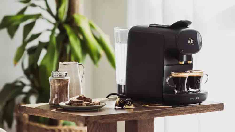 Philips L'OR BARISTA Sublime Noir kapsulov&yacute; k&aacute;vovar pri pr&iacute;prave k&aacute;vy