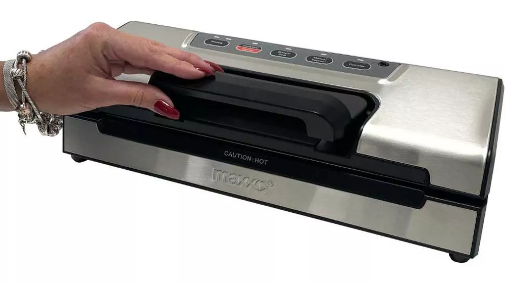 Ženská ruka na vakuové baličce potravin Maxxo VM Optima_02