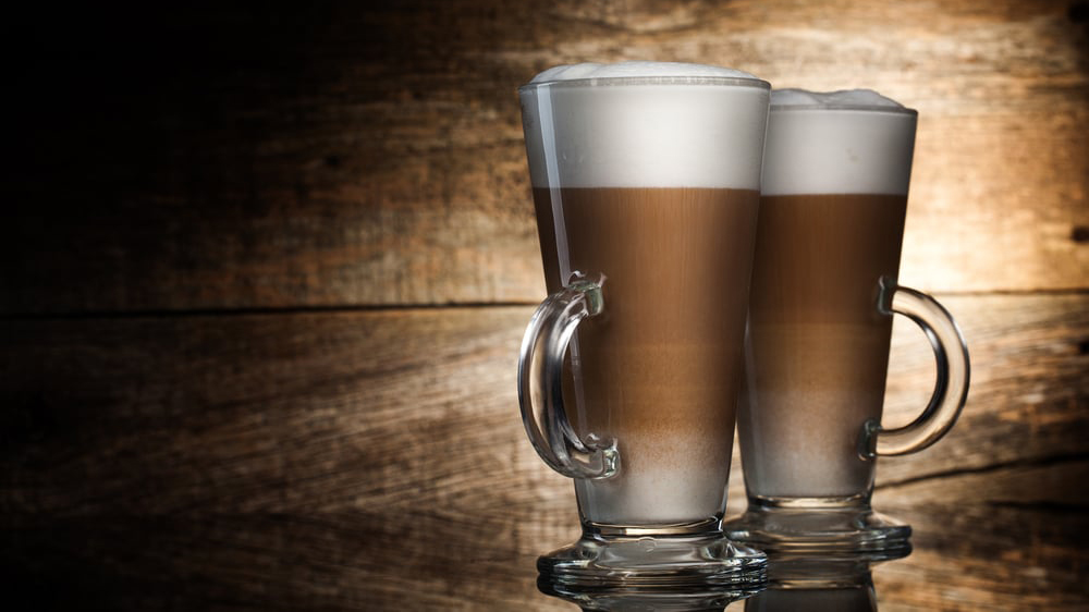 Skleněné šálky s latté_04