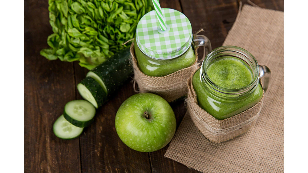 Smoothie ve sklenic&iacute;ch s ovocem a zeleninou okolo_03