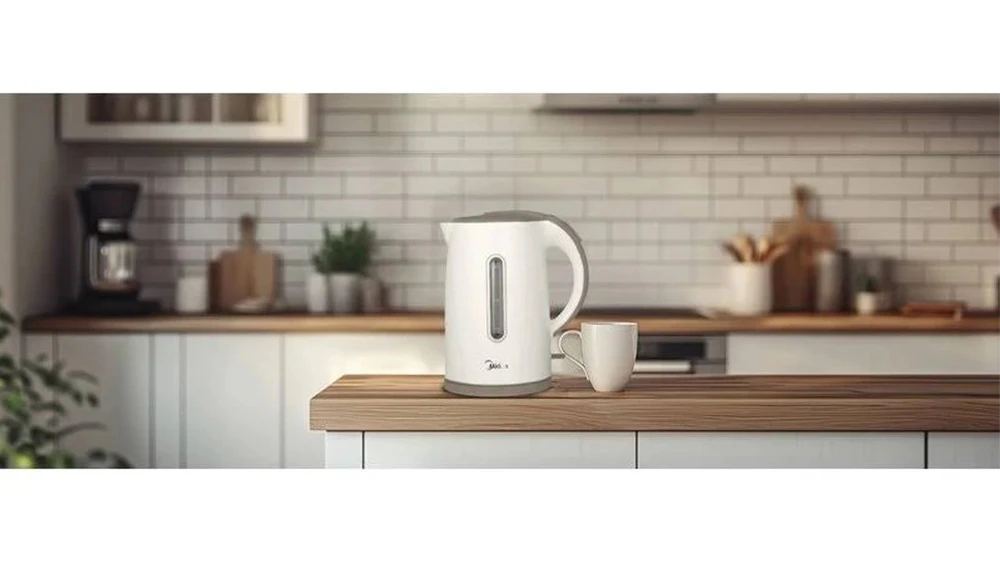 Varná konvice Midea 17H05E v kuchyni