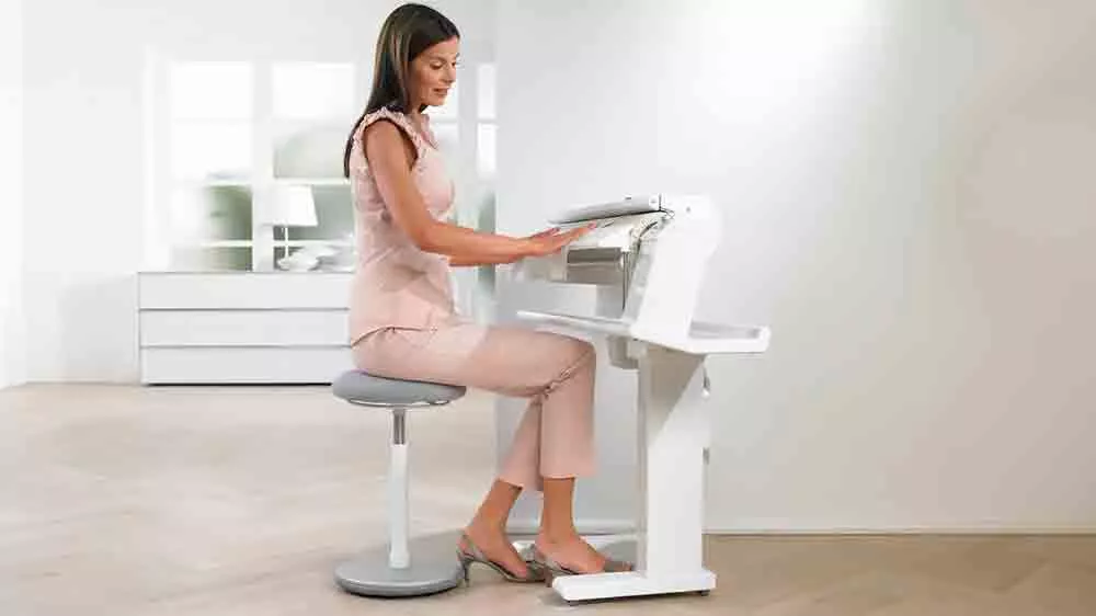 Žena žehlí prádlo na mandlu Miele B 990_02