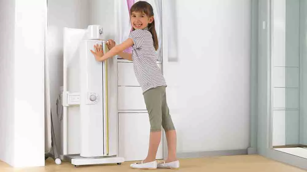 Holčička uklízí domácí mandl Miele B 990_04