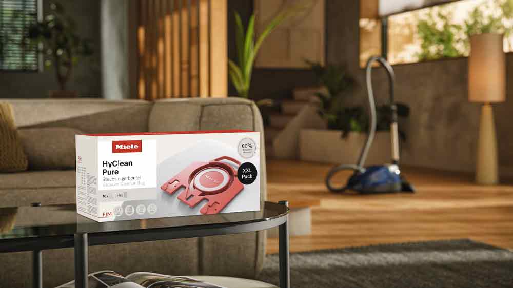 Prachové sáčky do vysavače Miele HyClean Pure FJM na stolku v uklizeném obývacím pokoji_02
