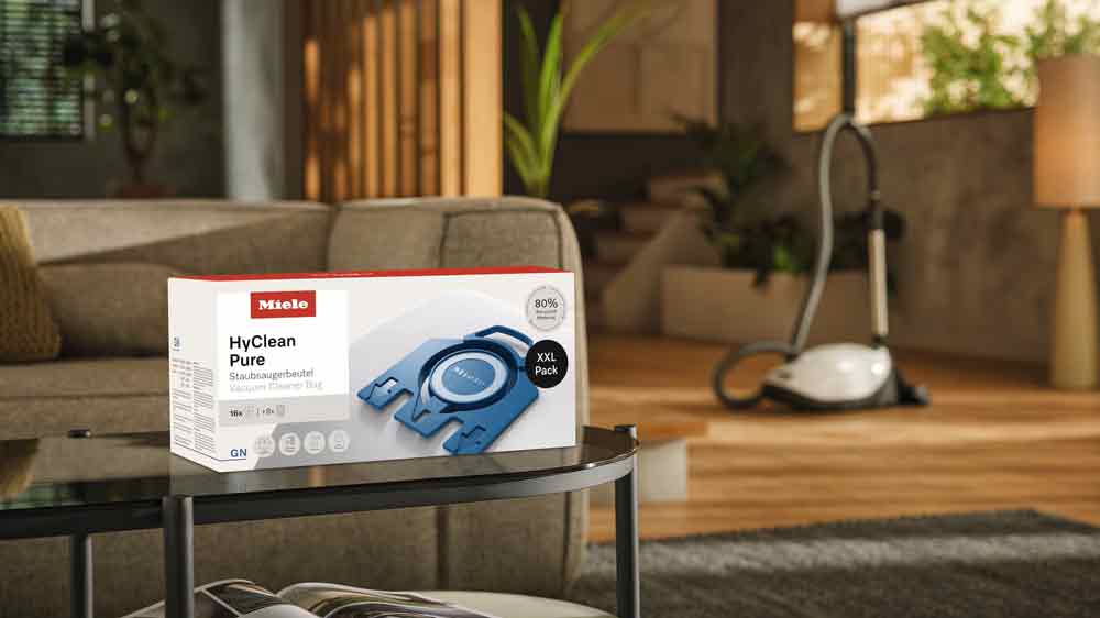 Prachové sáčky do vysavače Miele HyClean Pure GN na stolku v uklizeném obývacím pokoji_02