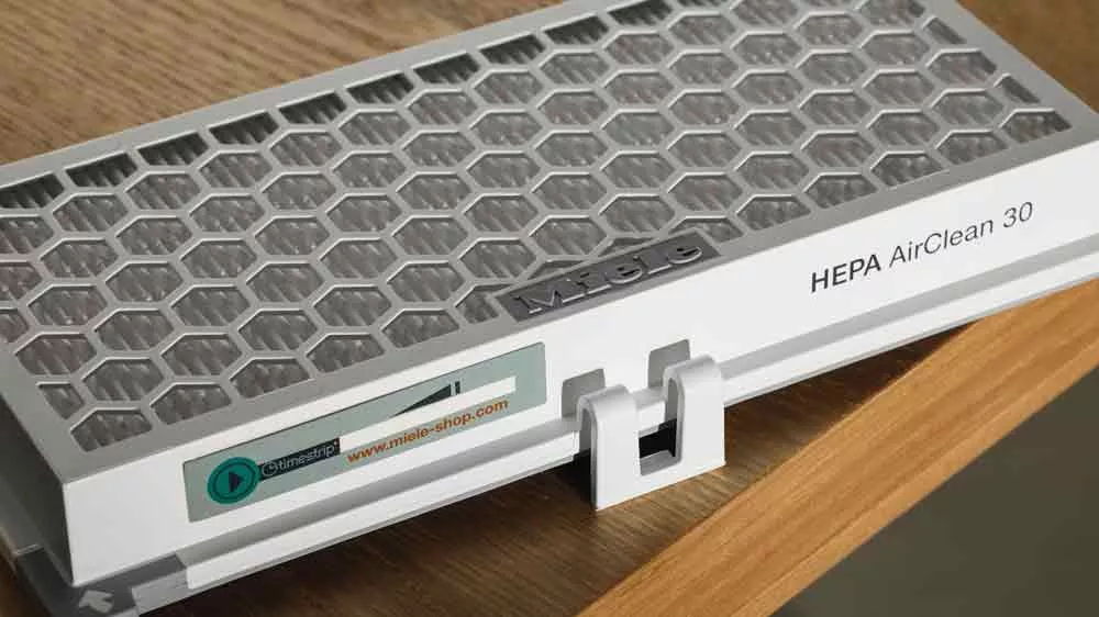 Filter Miele HEPA AirClean s indikáciou timestrip SF-HA 30 na okraji stola_02