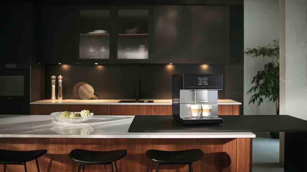 K&aacute;vovar Miele CM 7350 CoffeePassion Obsidian čern&aacute; v kuchyni_02