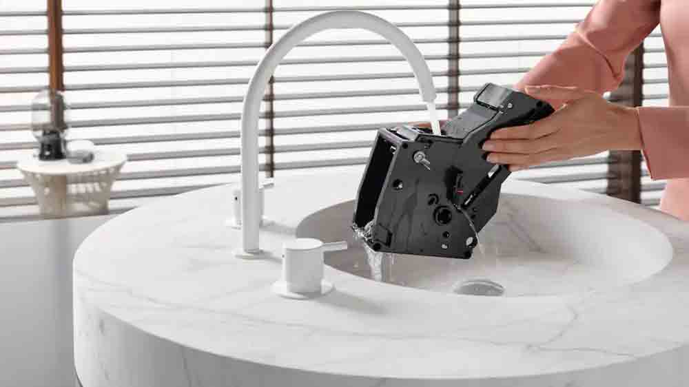 Či&scaron;těn&iacute; spařovac&iacute; jednotky pod tekouc&iacute; vodou_07