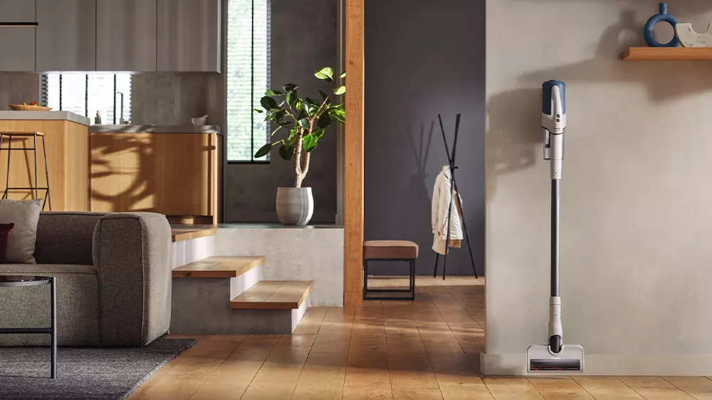 Tyčový vysávač Miele Duoflex HX1 zavesený na držiaku na stene_04