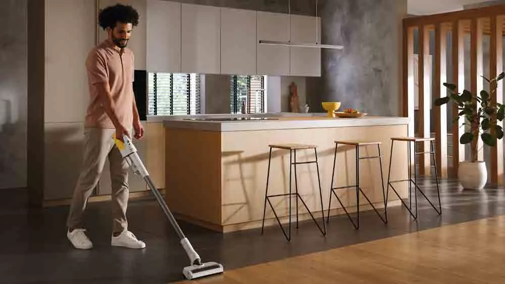 Muž vysáva s vysávačom Miele Duoflex HX1 Terra_04