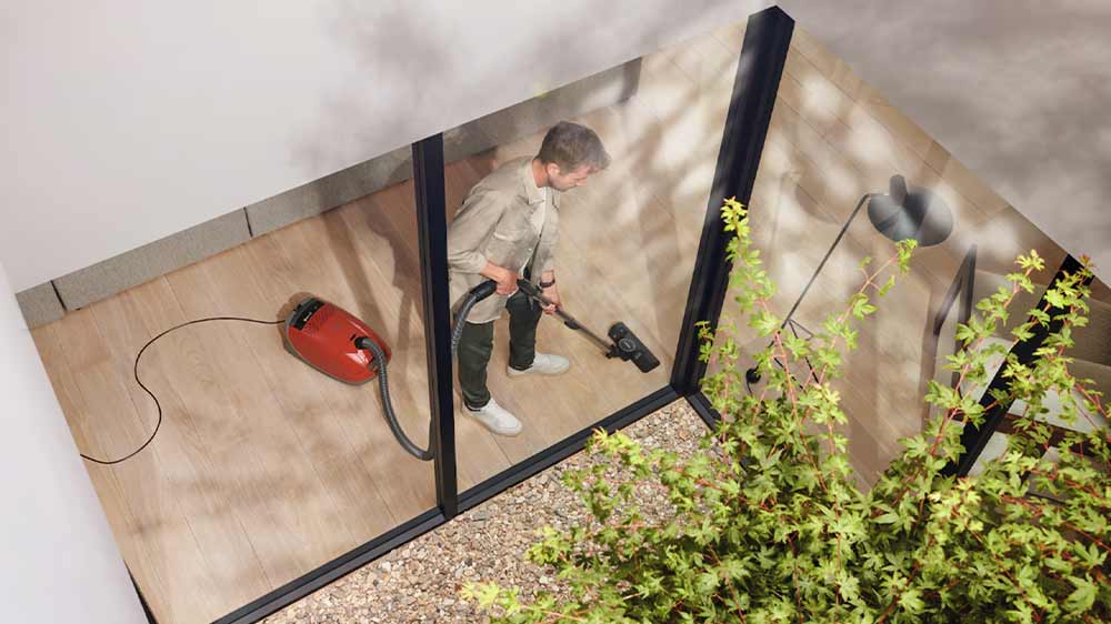 Muž s vys&aacute;vačom_04