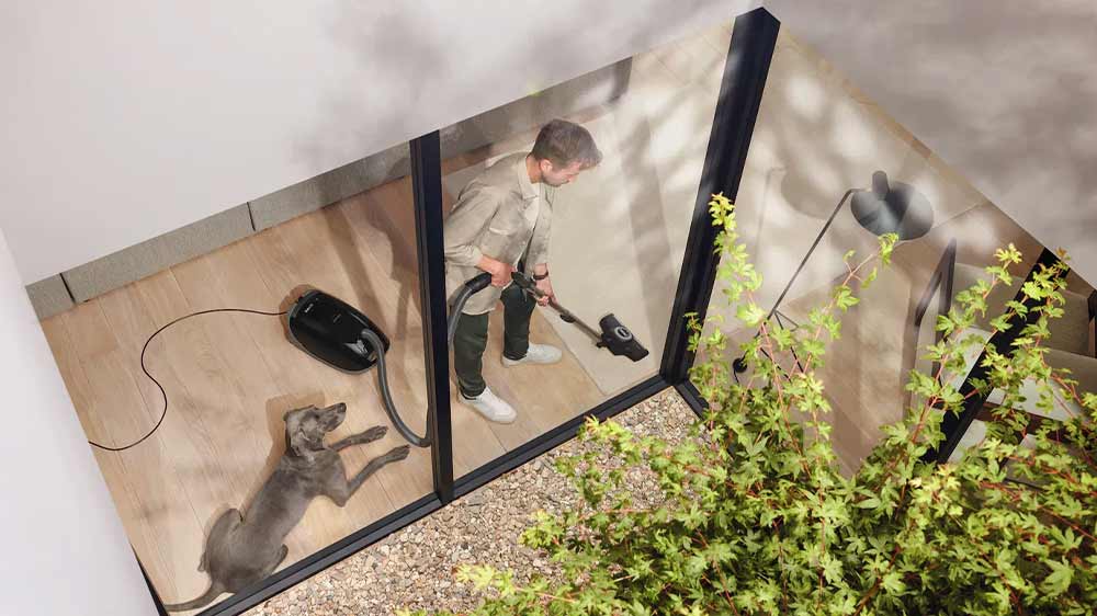 Muž s vysavačem a psem_05