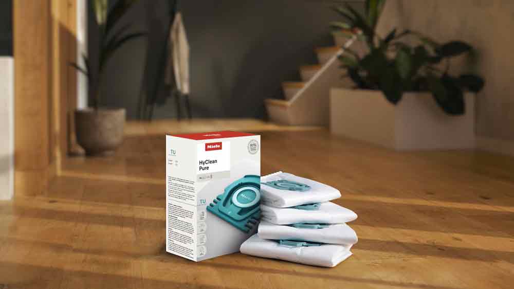 Vreck&aacute; s rodinou pri jed&aacute;lenskom stole v pozad&iacute; origin&aacute;lne vreck&aacute; Miele_03