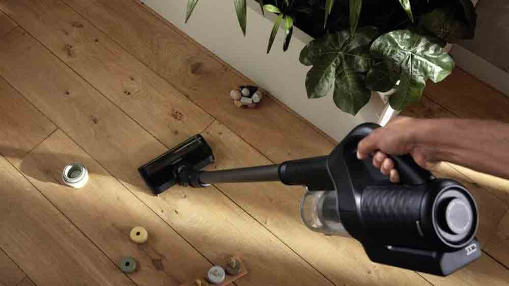 Člověk použ&iacute;vaj&iacute;c&iacute; tyčov&yacute; vysavač Miele Duoflex HX1 Cat & Dog_03