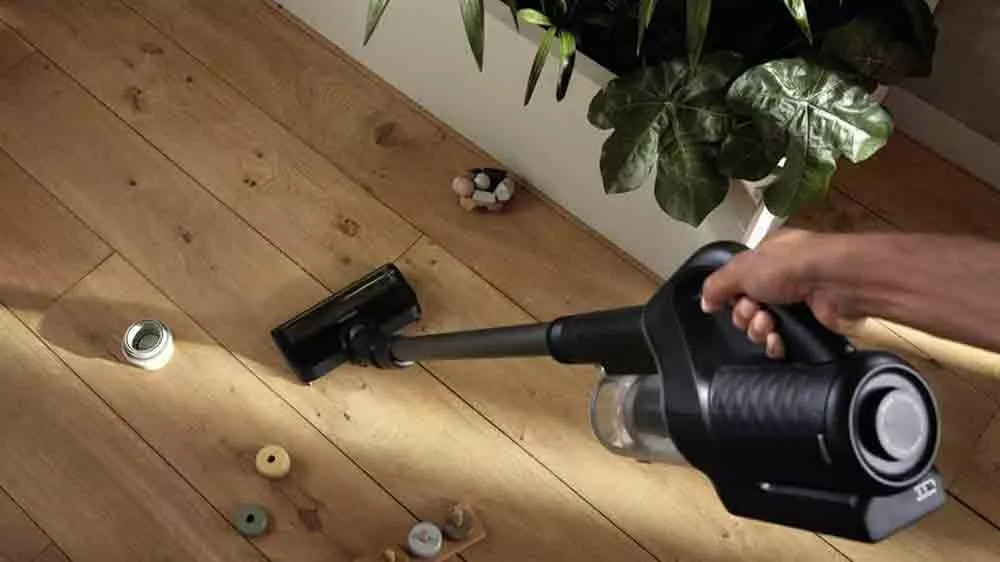 Človek použ&iacute;vaj&uacute;ci tyčov&yacute; vys&aacute;vač Miele Duoflex HX1 Cat & Dog_03