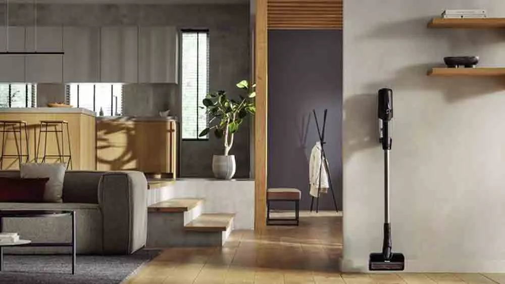Tyčov&yacute; vys&aacute;vač Miele Duoflex HX1 Cat & Dog pri stene_04