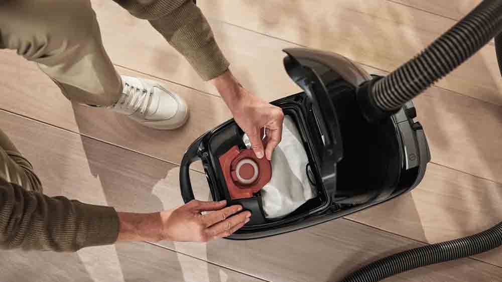 Člověk mění ve vysavači sáčky Miele CO XXL HyClean Pure_02