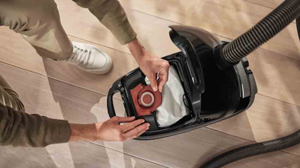 Člověk mění ve vysavači sáčky Miele CO Allergy XL HyClean Pure_02