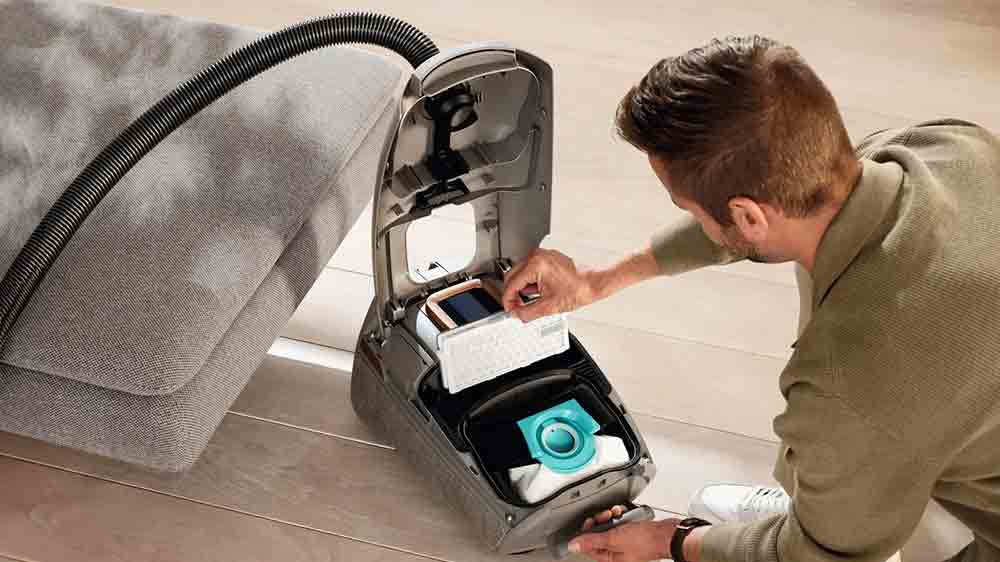 Člověk měn&iacute;c&iacute; filtr MIELE AirClean SF-HA 50-1 ve vysavači_02
