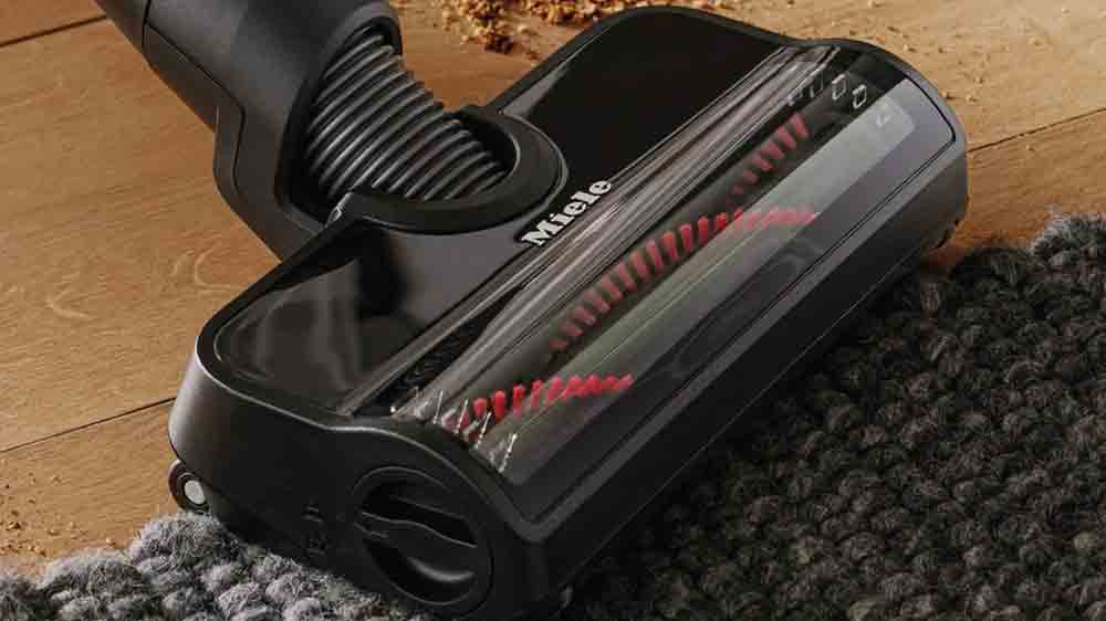 Vysavač Miele Duoflex HX1 Total Care při vys&aacute;v&aacute;n&iacute; koberce_02