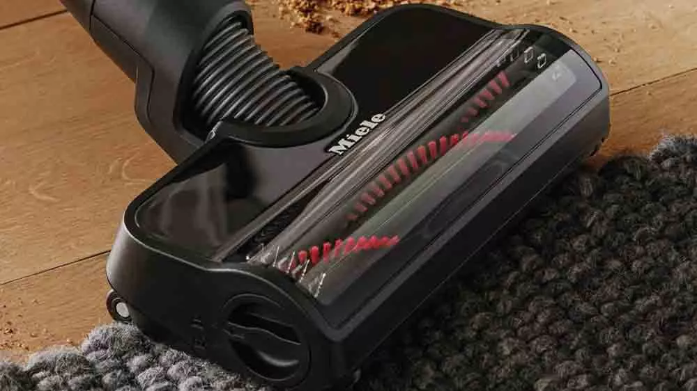 Vys&aacute;vač Miele Duoflex HX1 Total Care pri vys&aacute;van&iacute; koberca_02