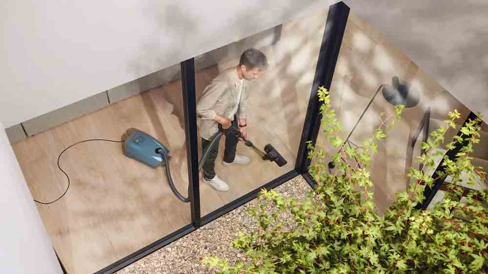 Muž vys&aacute;v&aacute; s vysavačem Miele Guard L1_04