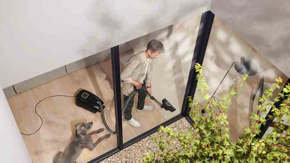 Člověk vysávající s vysavačem Miele Guard L1 Cat & Dog_02